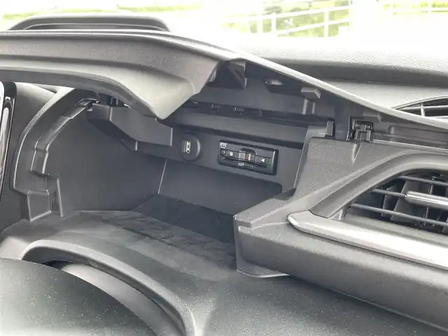 スズキ ソリオ バンディット HV MV 佐賀県 2022(令4)年 1.3万km メロウディープレッドパール ワンオーナー/純正８インチメモリナビ/・フルセグTV/CD/DVD/USB/Bluetooth/全方位モニター/ビルトインETC/ヘッドアップディスプレイ/両側パワースライドドア/後席用サイドサンシェード/D＋N席シートヒーター/革巻きステアリング/ステアリングリモコン/純正15インチアルミホイール/純正LEDヘッドライト/純正LEDフォグライト/純正フロアマット/純正ドアバイザ―/新車保証書/取扱説明書/スペアキー１本/セーフティーサポート/・デュアルカメラブレーキサポート/・誤発進抑制機能/・後退時ブレーキサポート/・後方誤発進抑制機能/・リアパーキングセンサー/・車線逸脱抑制機能/・車線逸脱警報機能/・ふらつき警報機能/・先行車発進お知らせ機能/・アダプティブクルーズコントロール/・ハイビームアシスト/・標識認識機能