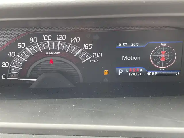 スズキ ソリオ バンディット HV MV 佐賀県 2022(令4)年 1.3万km メロウディープレッドパール ワンオーナー/純正８インチメモリナビ/・フルセグTV/CD/DVD/USB/Bluetooth/全方位モニター/ビルトインETC/ヘッドアップディスプレイ/両側パワースライドドア/後席用サイドサンシェード/D＋N席シートヒーター/革巻きステアリング/ステアリングリモコン/純正15インチアルミホイール/純正LEDヘッドライト/純正LEDフォグライト/純正フロアマット/純正ドアバイザ―/新車保証書/取扱説明書/スペアキー１本/セーフティーサポート/・デュアルカメラブレーキサポート/・誤発進抑制機能/・後退時ブレーキサポート/・後方誤発進抑制機能/・リアパーキングセンサー/・車線逸脱抑制機能/・車線逸脱警報機能/・ふらつき警報機能/・先行車発進お知らせ機能/・アダプティブクルーズコントロール/・ハイビームアシスト/・標識認識機能