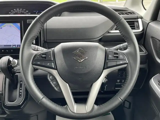 スズキ ソリオ バンディット HV MV 佐賀県 2022(令4)年 1.3万km メロウディープレッドパール ワンオーナー/純正８インチメモリナビ/・フルセグTV/CD/DVD/USB/Bluetooth/全方位モニター/ビルトインETC/ヘッドアップディスプレイ/両側パワースライドドア/後席用サイドサンシェード/D＋N席シートヒーター/革巻きステアリング/ステアリングリモコン/純正15インチアルミホイール/純正LEDヘッドライト/純正LEDフォグライト/純正フロアマット/純正ドアバイザ―/新車保証書/取扱説明書/スペアキー１本/セーフティーサポート/・デュアルカメラブレーキサポート/・誤発進抑制機能/・後退時ブレーキサポート/・後方誤発進抑制機能/・リアパーキングセンサー/・車線逸脱抑制機能/・車線逸脱警報機能/・ふらつき警報機能/・先行車発進お知らせ機能/・アダプティブクルーズコントロール/・ハイビームアシスト/・標識認識機能