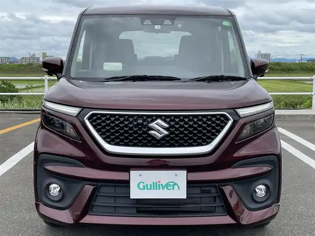 スズキ ソリオ バンディット HV MV 佐賀県 2022(令4)年 1.3万km メロウディープレッドパール ワンオーナー/純正８インチメモリナビ/・フルセグTV/CD/DVD/USB/Bluetooth/全方位モニター/ビルトインETC/ヘッドアップディスプレイ/両側パワースライドドア/後席用サイドサンシェード/D＋N席シートヒーター/革巻きステアリング/ステアリングリモコン/純正15インチアルミホイール/純正LEDヘッドライト/純正LEDフォグライト/純正フロアマット/純正ドアバイザ―/新車保証書/取扱説明書/スペアキー１本/セーフティーサポート/・デュアルカメラブレーキサポート/・誤発進抑制機能/・後退時ブレーキサポート/・後方誤発進抑制機能/・リアパーキングセンサー/・車線逸脱抑制機能/・車線逸脱警報機能/・ふらつき警報機能/・先行車発進お知らせ機能/・アダプティブクルーズコントロール/・ハイビームアシスト/・標識認識機能