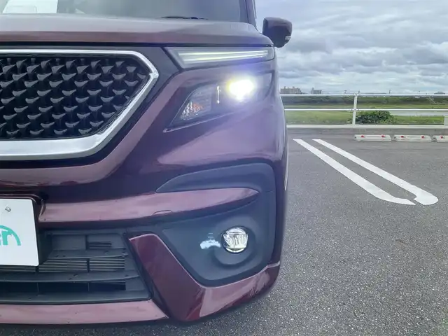 スズキ ソリオ バンディット HV MV 佐賀県 2022(令4)年 1.3万km メロウディープレッドパール ワンオーナー/純正８インチメモリナビ/・フルセグTV/CD/DVD/USB/Bluetooth/全方位モニター/ビルトインETC/ヘッドアップディスプレイ/両側パワースライドドア/後席用サイドサンシェード/D＋N席シートヒーター/革巻きステアリング/ステアリングリモコン/純正15インチアルミホイール/純正LEDヘッドライト/純正LEDフォグライト/純正フロアマット/純正ドアバイザ―/新車保証書/取扱説明書/スペアキー１本/セーフティーサポート/・デュアルカメラブレーキサポート/・誤発進抑制機能/・後退時ブレーキサポート/・後方誤発進抑制機能/・リアパーキングセンサー/・車線逸脱抑制機能/・車線逸脱警報機能/・ふらつき警報機能/・先行車発進お知らせ機能/・アダプティブクルーズコントロール/・ハイビームアシスト/・標識認識機能