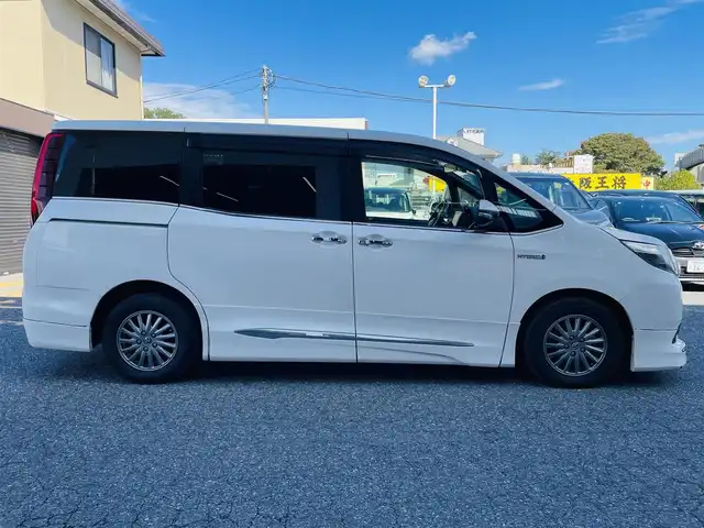 トヨタ エスクァイア ハイブリッド Gi 千葉県 2016(平28)年 6.9万km ホワイトパールクリスタルシャイン モデリスタエアロ/純正ナビ【フルセグ、BT、CD】/純正15インチアルミホイール/純正ドラレコ（前：DRT-H64A）/純正インテリアイルミネーション/純正フリップダウンモニター/純正フロアマット/社外15インチアルミ付冬タイヤ積込/ビルトインETC/クルーズコントロール/TRC/前席ヒーター/デュアルAC/置くだけ充電/オートライト/フォグ/ロック連動ミラー/バックカメラ/ドアバイザー/保証書