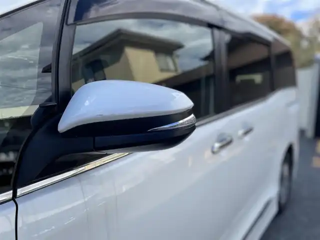 トヨタ エスクァイア ハイブリッド Gi 千葉県 2016(平28)年 6.9万km ホワイトパールクリスタルシャイン モデリスタエアロ/純正ナビ【フルセグ、BT、CD】/純正15インチアルミホイール/純正ドラレコ（前：DRT-H64A）/純正インテリアイルミネーション/純正フリップダウンモニター/純正フロアマット/社外15インチアルミ付冬タイヤ積込/ビルトインETC/クルーズコントロール/TRC/前席ヒーター/デュアルAC/置くだけ充電/オートライト/フォグ/ロック連動ミラー/バックカメラ/ドアバイザー/保証書