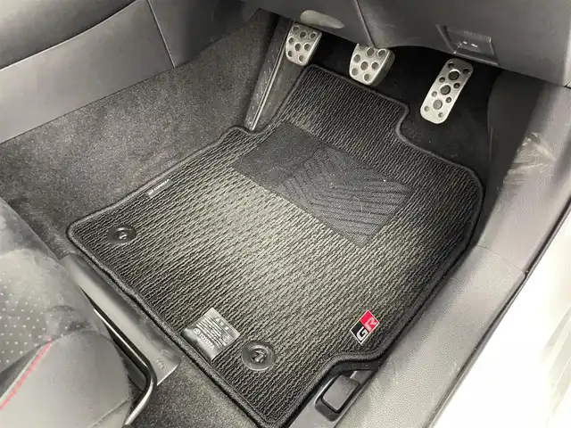 トヨタ ＧＲカローラ RZ 群馬県 2023(令5)年 0.8万km プラチナホワイトパールマイカ 純正ディスプレイオーディオ（コネクティッドナビ対応）Plus/・8スピーカー　JBLサウンドシステム/・10.5インチHDディスプレイ/・USB入力（動画・音楽　再生/給電）　/・Bluetooth(ハンズフリー/オーディオ）/・スマートフォン連携　/（Apple Car Play/Android Auto /Miracast)/カラーヘッドアップディスプレイ/ブラインドスポットモニター［BSM］＋安心降車アシスト［SEA］/リヤクロストラフィックアラート［RCTA］＋クリアランスソナー&バックソナー /＝＝＝＝＝＝＝＝＝＝/純正１０．５型ＤＡ　ＪＢＬサウンドシステム　バックガイドモニター　カラーＨＵＤ　ＢＳＭ　カーボンルーフ　ハーフレザーシート　衝突軽減　ビルトインＥＴＣ２．０　ＡＨＢ　ターボ　６速ｉＭＴ　４ＷＤ　禁煙車