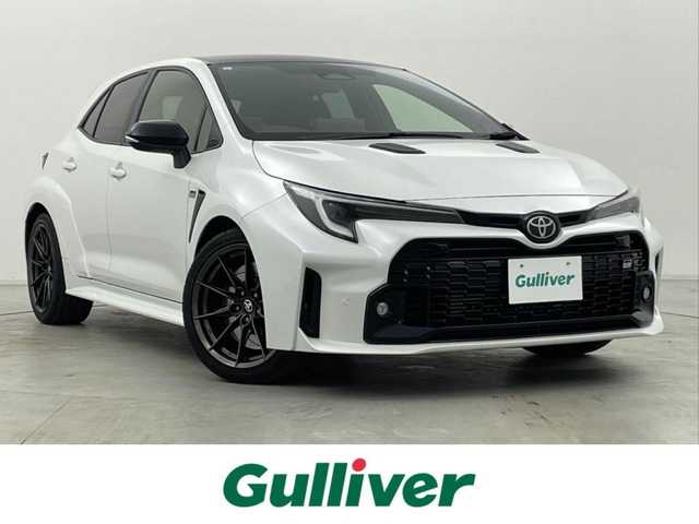 トヨタ ＧＲカローラ RZ 群馬県 2023(令5)年 0.8万km プラチナホワイトパールマイカ 純正ディスプレイオーディオ（コネクティッドナビ対応）Plus/・8スピーカー　JBLサウンドシステム/・10.5インチHDディスプレイ/・USB入力（動画・音楽　再生/給電）　/・Bluetooth(ハンズフリー/オーディオ）/・スマートフォン連携　/（Apple Car Play/Android Auto /Miracast)/カラーヘッドアップディスプレイ/ブラインドスポットモニター［BSM］＋安心降車アシスト［SEA］/リヤクロストラフィックアラート［RCTA］＋クリアランスソナー&バックソナー /＝＝＝＝＝＝＝＝＝＝/純正１０．５型ＤＡ　ＪＢＬサウンドシステム　バックガイドモニター　カラーＨＵＤ　ＢＳＭ　カーボンルーフ　ハーフレザーシート　衝突軽減　ビルトインＥＴＣ２．０　ＡＨＢ　ターボ　６速ｉＭＴ　４ＷＤ　禁煙車
