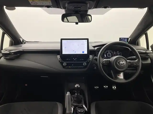 トヨタ ＧＲカローラ RZ 群馬県 2023(令5)年 0.8万km プラチナホワイトパールマイカ 純正ディスプレイオーディオ（コネクティッドナビ対応）Plus/・8スピーカー　JBLサウンドシステム/・10.5インチHDディスプレイ/・USB入力（動画・音楽　再生/給電）　/・Bluetooth(ハンズフリー/オーディオ）/・スマートフォン連携　/（Apple Car Play/Android Auto /Miracast)/カラーヘッドアップディスプレイ/ブラインドスポットモニター［BSM］＋安心降車アシスト［SEA］/リヤクロストラフィックアラート［RCTA］＋クリアランスソナー&バックソナー /＝＝＝＝＝＝＝＝＝＝/純正１０．５型ＤＡ　ＪＢＬサウンドシステム　バックガイドモニター　カラーＨＵＤ　ＢＳＭ　カーボンルーフ　ハーフレザーシート　衝突軽減　ビルトインＥＴＣ２．０　ＡＨＢ　ターボ　６速ｉＭＴ　４ＷＤ　禁煙車