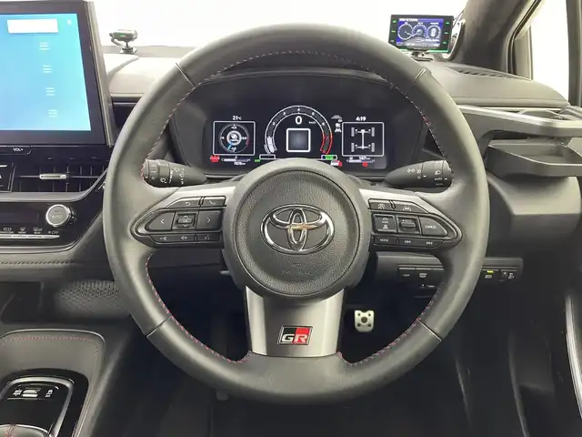 トヨタ ＧＲカローラ RZ 群馬県 2023(令5)年 0.8万km プラチナホワイトパールマイカ 純正ディスプレイオーディオ（コネクティッドナビ対応）Plus/・8スピーカー　JBLサウンドシステム/・10.5インチHDディスプレイ/・USB入力（動画・音楽　再生/給電）　/・Bluetooth(ハンズフリー/オーディオ）/・スマートフォン連携　/（Apple Car Play/Android Auto /Miracast)/カラーヘッドアップディスプレイ/ブラインドスポットモニター［BSM］＋安心降車アシスト［SEA］/リヤクロストラフィックアラート［RCTA］＋クリアランスソナー&バックソナー /＝＝＝＝＝＝＝＝＝＝/純正１０．５型ＤＡ　ＪＢＬサウンドシステム　バックガイドモニター　カラーＨＵＤ　ＢＳＭ　カーボンルーフ　ハーフレザーシート　衝突軽減　ビルトインＥＴＣ２．０　ＡＨＢ　ターボ　６速ｉＭＴ　４ＷＤ　禁煙車