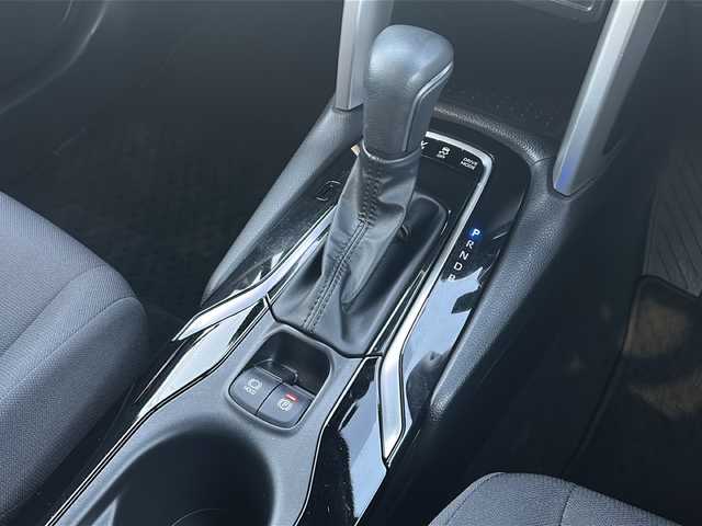 トヨタ カローラ クロス ハイブリッド S 愛知県 2023(令5)年 2.9万km プラチナホワイトパールマイカ /禁煙車/ワンオーナー//メーカーオプション9インチディスプレイ（ナビ機能付き）//フルセグTV//Bluetooth//FM・AM//バックカメラ//ビルトインETC//前方ドライブレコーダー//トヨタセーフティセンス//プリクラッシュセーフティ//レーントレーシングアシスト//オートハイビーム//ロードサインアシスト//レーダークルーズコントロール（全車速追従機能付き）//先行車発進告知機能付き//クリアランスソナー//電動パーキング・ブレーキホールド//LEDオートライト//電格ミラーウィンカー//ISOFIX//プッシュスタート//横滑り防止（TRC）//EVモード//ルーフレール//純正AW付き夏タイヤ4本積み込み//純正フロアマット//スペアキー×1//取扱説明書/新車保証書