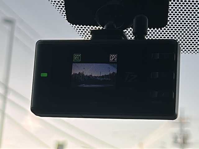 トヨタ カローラ クロス ハイブリッド S 愛知県 2023(令5)年 2.9万km プラチナホワイトパールマイカ /禁煙車/ワンオーナー//メーカーオプション9インチディスプレイ（ナビ機能付き）//フルセグTV//Bluetooth//FM・AM//バックカメラ//ビルトインETC//前方ドライブレコーダー//トヨタセーフティセンス//プリクラッシュセーフティ//レーントレーシングアシスト//オートハイビーム//ロードサインアシスト//レーダークルーズコントロール（全車速追従機能付き）//先行車発進告知機能付き//クリアランスソナー//電動パーキング・ブレーキホールド//LEDオートライト//電格ミラーウィンカー//ISOFIX//プッシュスタート//横滑り防止（TRC）//EVモード//ルーフレール//純正AW付き夏タイヤ4本積み込み//純正フロアマット//スペアキー×1//取扱説明書/新車保証書