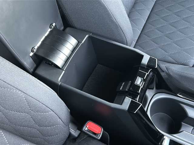 トヨタ カローラ クロス ハイブリッド S 愛知県 2023(令5)年 2.9万km プラチナホワイトパールマイカ /禁煙車/ワンオーナー//メーカーオプション9インチディスプレイ（ナビ機能付き）//フルセグTV//Bluetooth//FM・AM//バックカメラ//ビルトインETC//前方ドライブレコーダー//トヨタセーフティセンス//プリクラッシュセーフティ//レーントレーシングアシスト//オートハイビーム//ロードサインアシスト//レーダークルーズコントロール（全車速追従機能付き）//先行車発進告知機能付き//クリアランスソナー//電動パーキング・ブレーキホールド//LEDオートライト//電格ミラーウィンカー//ISOFIX//プッシュスタート//横滑り防止（TRC）//EVモード//ルーフレール//純正AW付き夏タイヤ4本積み込み//純正フロアマット//スペアキー×1//取扱説明書/新車保証書