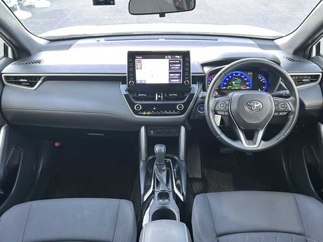 トヨタ カローラ クロス ハイブリッド S 愛知県 2023(令5)年 2.9万km プラチナホワイトパールマイカ /禁煙車/ワンオーナー//メーカーオプション9インチディスプレイ（ナビ機能付き）//フルセグTV//Bluetooth//FM・AM//バックカメラ//ビルトインETC//前方ドライブレコーダー//トヨタセーフティセンス//プリクラッシュセーフティ//レーントレーシングアシスト//オートハイビーム//ロードサインアシスト//レーダークルーズコントロール（全車速追従機能付き）//先行車発進告知機能付き//クリアランスソナー//電動パーキング・ブレーキホールド//LEDオートライト//電格ミラーウィンカー//ISOFIX//プッシュスタート//横滑り防止（TRC）//EVモード//ルーフレール//純正AW付き夏タイヤ4本積み込み//純正フロアマット//スペアキー×1//取扱説明書/新車保証書