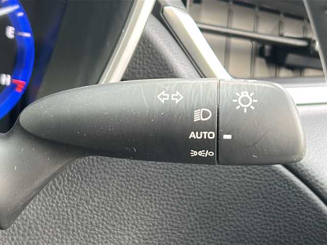 トヨタ カローラ クロス ハイブリッド S 愛知県 2023(令5)年 2.9万km プラチナホワイトパールマイカ /禁煙車/ワンオーナー//メーカーオプション9インチディスプレイ（ナビ機能付き）//フルセグTV//Bluetooth//FM・AM//バックカメラ//ビルトインETC//前方ドライブレコーダー//トヨタセーフティセンス//プリクラッシュセーフティ//レーントレーシングアシスト//オートハイビーム//ロードサインアシスト//レーダークルーズコントロール（全車速追従機能付き）//先行車発進告知機能付き//クリアランスソナー//電動パーキング・ブレーキホールド//LEDオートライト//電格ミラーウィンカー//ISOFIX//プッシュスタート//横滑り防止（TRC）//EVモード//ルーフレール//純正AW付き夏タイヤ4本積み込み//純正フロアマット//スペアキー×1//取扱説明書/新車保証書