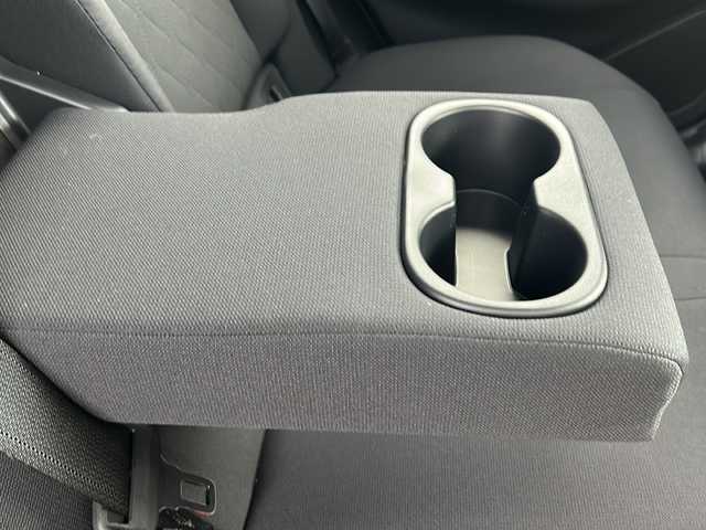 トヨタ カローラ クロス ハイブリッド S 愛知県 2023(令5)年 2.9万km プラチナホワイトパールマイカ /禁煙車/ワンオーナー//メーカーオプション9インチディスプレイ//ナビ機能付き/フルセグTV//Bluetooth//バックカメラ//ビルトインETC//前方ドライブレコーダー//トヨタセーフティセンス//プリクラッシュセーフティ//レーントレーシングアシスト//オートハイビーム//ロードサインアシスト//レーダークルーズコントロール/　（全車速追従機能付き）//先行車発進告知機能付き//クリアランスソナー//電動パーキング・ブレーキホールド//LEDオートライト//電動格納ミラーウィンカー//ISOFIX//プッシュスタート//横滑り防止（TRC）//EVモード//ルーフレール//純正AW付き夏タイヤ4本積み込み//純正フロアマット//取扱説明書/新車保証書//スペアキー