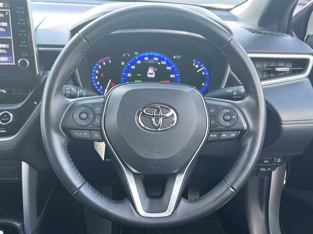 トヨタ カローラ クロス ハイブリッド S 愛知県 2023(令5)年 2.9万km プラチナホワイトパールマイカ /禁煙車/ワンオーナー//メーカーオプション9インチディスプレイ//ナビ機能付き/フルセグTV//Bluetooth//バックカメラ//ビルトインETC//前方ドライブレコーダー//トヨタセーフティセンス//プリクラッシュセーフティ//レーントレーシングアシスト//オートハイビーム//ロードサインアシスト//レーダークルーズコントロール/　（全車速追従機能付き）//先行車発進告知機能付き//クリアランスソナー//電動パーキング・ブレーキホールド//LEDオートライト//電動格納ミラーウィンカー//ISOFIX//プッシュスタート//横滑り防止（TRC）//EVモード//ルーフレール//純正AW付き夏タイヤ4本積み込み//純正フロアマット//取扱説明書/新車保証書//スペアキー