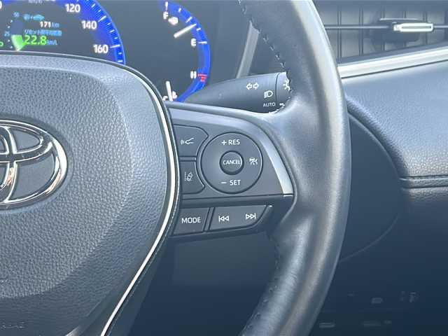 トヨタ カローラ クロス ハイブリッド S 愛知県 2023(令5)年 2.9万km プラチナホワイトパールマイカ /禁煙車/ワンオーナー//メーカーオプション9インチディスプレイ//ナビ機能付き/フルセグTV//Bluetooth//バックカメラ//ビルトインETC//前方ドライブレコーダー//トヨタセーフティセンス//プリクラッシュセーフティ//レーントレーシングアシスト//オートハイビーム//ロードサインアシスト//レーダークルーズコントロール/　（全車速追従機能付き）//先行車発進告知機能付き//クリアランスソナー//電動パーキング・ブレーキホールド//LEDオートライト//電動格納ミラーウィンカー//ISOFIX//プッシュスタート//横滑り防止（TRC）//EVモード//ルーフレール//純正AW付き夏タイヤ4本積み込み//純正フロアマット//取扱説明書/新車保証書//スペアキー