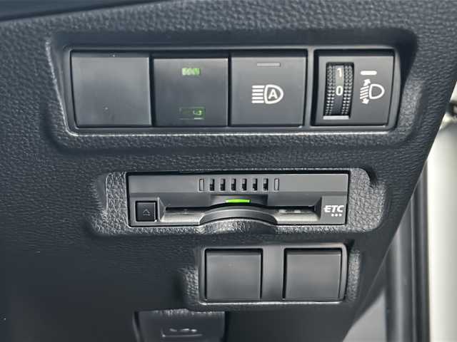 トヨタ カローラ クロス ハイブリッド S 愛知県 2023(令5)年 2.9万km プラチナホワイトパールマイカ /禁煙車/ワンオーナー//メーカーオプション9インチディスプレイ//ナビ機能付き/フルセグTV//Bluetooth//バックカメラ//ビルトインETC//前方ドライブレコーダー//トヨタセーフティセンス//プリクラッシュセーフティ//レーントレーシングアシスト//オートハイビーム//ロードサインアシスト//レーダークルーズコントロール/　（全車速追従機能付き）//先行車発進告知機能付き//クリアランスソナー//電動パーキング・ブレーキホールド//LEDオートライト//電動格納ミラーウィンカー//ISOFIX//プッシュスタート//横滑り防止（TRC）//EVモード//ルーフレール//純正AW付き夏タイヤ4本積み込み//純正フロアマット//取扱説明書/新車保証書//スペアキー