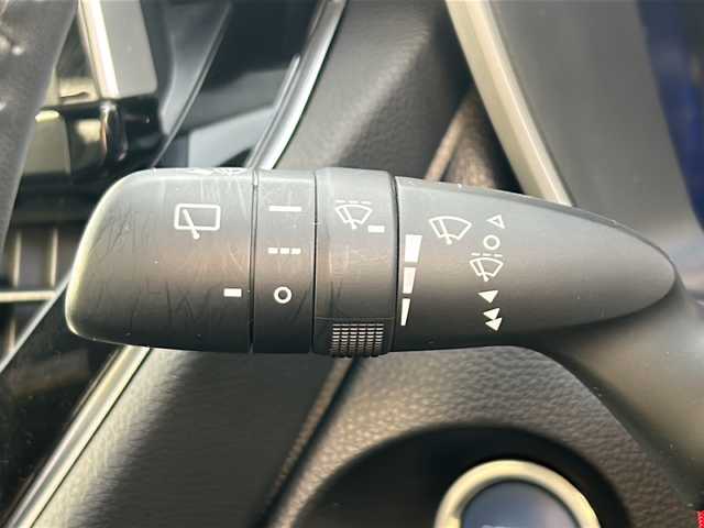 トヨタ カローラ クロス ハイブリッド S 愛知県 2023(令5)年 2.9万km プラチナホワイトパールマイカ /禁煙車/ワンオーナー//メーカーオプション9インチディスプレイ//ナビ機能付き/フルセグTV//Bluetooth//バックカメラ//ビルトインETC//前方ドライブレコーダー//トヨタセーフティセンス//プリクラッシュセーフティ//レーントレーシングアシスト//オートハイビーム//ロードサインアシスト//レーダークルーズコントロール/　（全車速追従機能付き）//先行車発進告知機能付き//クリアランスソナー//電動パーキング・ブレーキホールド//LEDオートライト//電動格納ミラーウィンカー//ISOFIX//プッシュスタート//横滑り防止（TRC）//EVモード//ルーフレール//純正AW付き夏タイヤ4本積み込み//純正フロアマット//取扱説明書/新車保証書//スペアキー