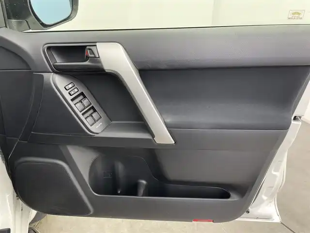 トヨタ ランドクルーザー プラド TX 富山県 2017(平29)年 9万km ホワイトパールクリスタルシャイン ワンオーナー/4WD/ディーゼル/ターボ/純正AW付き夏タイヤ積込/純正ナビ【NSZT-W66T】/(AM/FM/CD/DVD/SD/USB/BT/HDMI)/フルセグTV/ヘッドレストモニター×２/バックカメラ/TRDフロント/リアエアロ/サンルーフ/レーダークルーズコントロール/プリクラッシュセーフティ/レーンディパーチャーアラート/オートマチックハイビーム/LEDヘッドライト/社外イエローフォグランプ/クリアランスソナー/センターデフロック/ダウンヒルアシストコントロール/ドライブレコーダー/ETC/スマートキー×２/プッシュスタート/純正フロアマット/取扱説明書/保証書