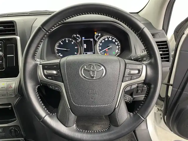 トヨタ ランドクルーザー プラド TX 富山県 2017(平29)年 9万km ホワイトパールクリスタルシャイン ワンオーナー/4WD/ディーゼル/ターボ/純正AW付き夏タイヤ積込/純正ナビ【NSZT-W66T】/(AM/FM/CD/DVD/SD/USB/BT/HDMI)/フルセグTV/ヘッドレストモニター×２/バックカメラ/TRDフロント/リアエアロ/サンルーフ/レーダークルーズコントロール/プリクラッシュセーフティ/レーンディパーチャーアラート/オートマチックハイビーム/LEDヘッドライト/社外イエローフォグランプ/クリアランスソナー/センターデフロック/ダウンヒルアシストコントロール/ドライブレコーダー/ETC/スマートキー×２/プッシュスタート/純正フロアマット/取扱説明書/保証書