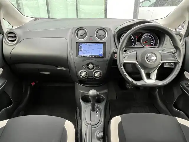 日産 ノート X 香川県 2017(平29)年 4万km ブリリアントシルバー Stradaナビ　/バックカメラ　/ドライブレコーダー　/電格ミラー　/ヘッドライトレベライザー　/衝突被害軽減システム　/車線逸脱防止装置　/横滑り防止装置　/アイドリングストップ　/ISOFIX　/ETC　/スペアキー/TOYO NANOENERGY 3Plusu