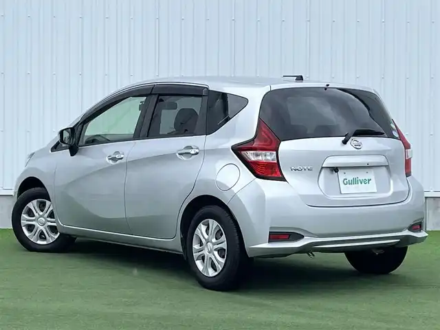 日産 ノート X 香川県 2017(平29)年 4万km ブリリアントシルバー Stradaナビ　/バックカメラ　/ドライブレコーダー　/電格ミラー　/ヘッドライトレベライザー　/衝突被害軽減システム　/車線逸脱防止装置　/横滑り防止装置　/アイドリングストップ　/ISOFIX　/ETC　/スペアキー/TOYO NANOENERGY 3Plusu