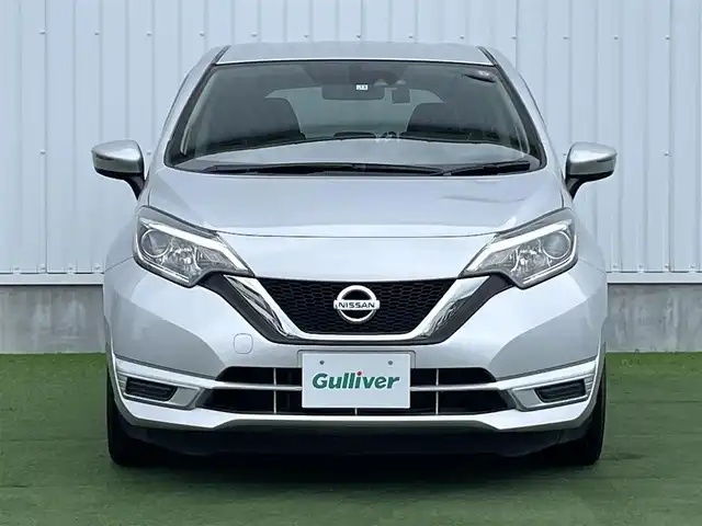 日産 ノート X 香川県 2017(平29)年 4万km ブリリアントシルバー Stradaナビ　/バックカメラ　/ドライブレコーダー　/電格ミラー　/ヘッドライトレベライザー　/衝突被害軽減システム　/車線逸脱防止装置　/横滑り防止装置　/アイドリングストップ　/ISOFIX　/ETC　/スペアキー/TOYO NANOENERGY 3Plusu