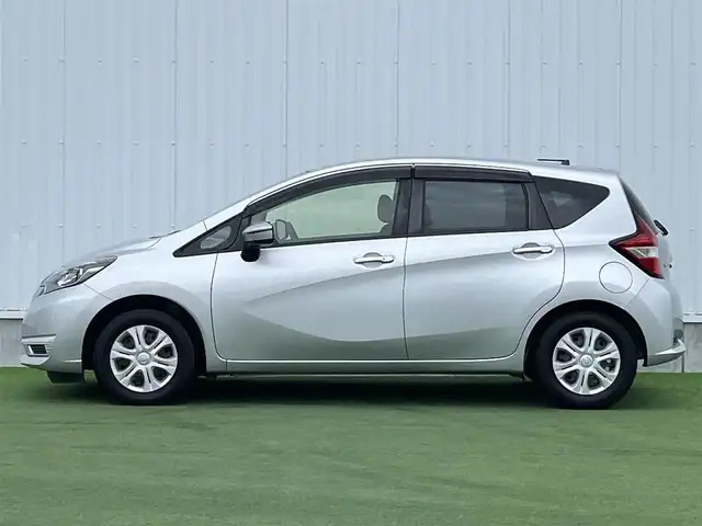 日産 ノート X 香川県 2017(平29)年 4万km ブリリアントシルバー Stradaナビ　/バックカメラ　/ドライブレコーダー　/電格ミラー　/ヘッドライトレベライザー　/衝突被害軽減システム　/車線逸脱防止装置　/横滑り防止装置　/アイドリングストップ　/ISOFIX　/ETC　/スペアキー/TOYO NANOENERGY 3Plusu
