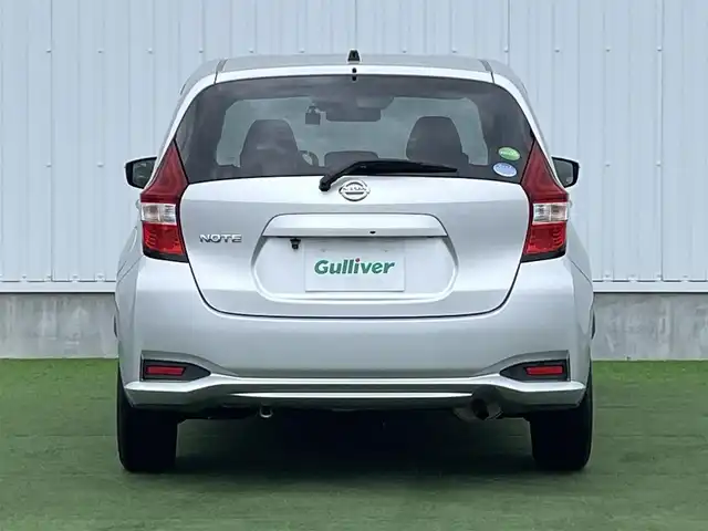日産 ノート X 香川県 2017(平29)年 4万km ブリリアントシルバー Stradaナビ　/バックカメラ　/ドライブレコーダー　/電格ミラー　/ヘッドライトレベライザー　/衝突被害軽減システム　/車線逸脱防止装置　/横滑り防止装置　/アイドリングストップ　/ISOFIX　/ETC　/スペアキー/TOYO NANOENERGY 3Plusu