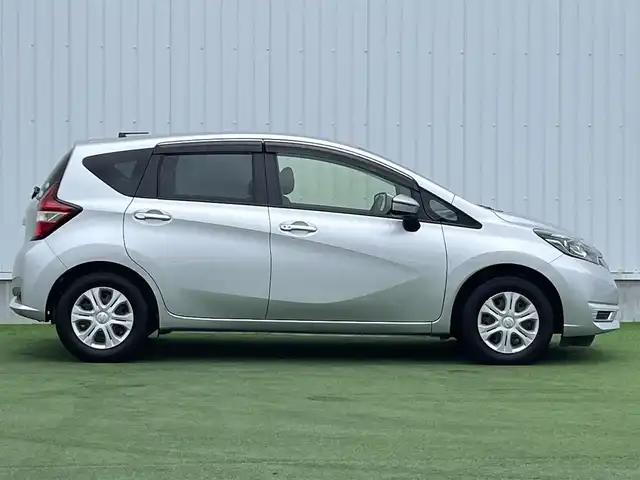 日産 ノート X 香川県 2017(平29)年 4万km ブリリアントシルバー Stradaナビ　/バックカメラ　/ドライブレコーダー　/電格ミラー　/ヘッドライトレベライザー　/衝突被害軽減システム　/車線逸脱防止装置　/横滑り防止装置　/アイドリングストップ　/ISOFIX　/ETC　/スペアキー/TOYO NANOENERGY 3Plusu