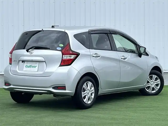 日産 ノート X 香川県 2017(平29)年 4万km ブリリアントシルバー Stradaナビ　/バックカメラ　/ドライブレコーダー　/電格ミラー　/ヘッドライトレベライザー　/衝突被害軽減システム　/車線逸脱防止装置　/横滑り防止装置　/アイドリングストップ　/ISOFIX　/ETC　/スペアキー/TOYO NANOENERGY 3Plusu