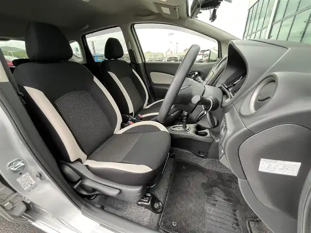 日産 ノート X 香川県 2017(平29)年 4万km ブリリアントシルバー Stradaナビ　/バックカメラ　/ドライブレコーダー　/電格ミラー　/ヘッドライトレベライザー　/衝突被害軽減システム　/車線逸脱防止装置　/横滑り防止装置　/アイドリングストップ　/ISOFIX　/ETC　/スペアキー/TOYO NANOENERGY 3Plusu
