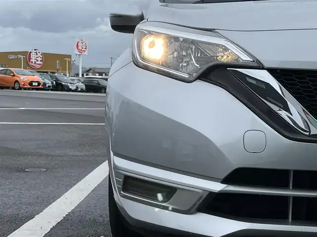 日産 ノート X 香川県 2017(平29)年 4万km ブリリアントシルバー Stradaナビ　/バックカメラ　/ドライブレコーダー　/電格ミラー　/ヘッドライトレベライザー　/衝突被害軽減システム　/車線逸脱防止装置　/横滑り防止装置　/アイドリングストップ　/ISOFIX　/ETC　/スペアキー/TOYO NANOENERGY 3Plusu