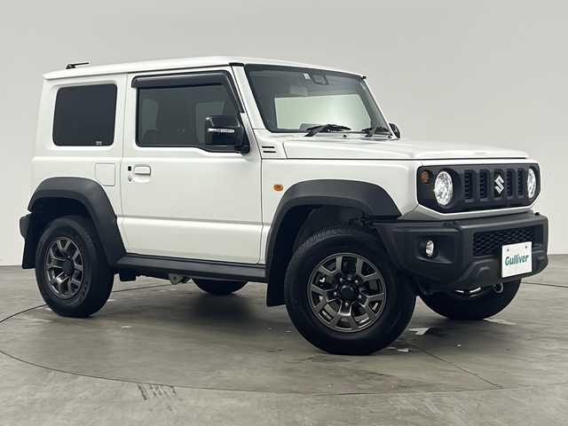 スズキ ジムニー シエラ JC 兵庫県 2022(令4)年 1.9万km ピュアホワイトP ・４WD/・クルーズコントロール/・LEDヘッドライト/・オートライト/・オートマチックハイビーム/・フロントフォグランプ/・シートヒーター（運転席＋助手席）/・ヘッドライトウォッシャー/・衝突被害軽減システム/・車線逸脱警報/・横滑り防止機能/・ABS/・スマートキー/・スペアキー/・純正フロアマット/・純正アルミホイール（15インチ）/・アイドリングストップ/・ダウンヒルコーナーアシスト/・電動格納ミラー/・ミラーヒーター/・ステアリングリモコン/・プッシュスタート/・AACエアコン/・W＋サイドエアバック