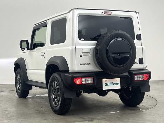 スズキ ジムニー シエラ JC 兵庫県 2022(令4)年 1.9万km ピュアホワイトP ・４WD/・クルーズコントロール/・LEDヘッドライト/・オートライト/・オートマチックハイビーム/・フロントフォグランプ/・シートヒーター（運転席＋助手席）/・ヘッドライトウォッシャー/・衝突被害軽減システム/・車線逸脱警報/・横滑り防止機能/・ABS/・スマートキー/・スペアキー/・純正フロアマット/・純正アルミホイール（15インチ）/・アイドリングストップ/・ダウンヒルコーナーアシスト/・電動格納ミラー/・ミラーヒーター/・ステアリングリモコン/・プッシュスタート/・AACエアコン/・W＋サイドエアバック