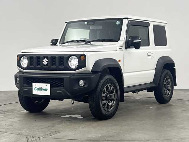 スズキ ジムニー シエラ JC 兵庫県 2022(令4)年 1.9万km ピュアホワイトP ・４WD/・クルーズコントロール/・LEDヘッドライト/・オートライト/・オートマチックハイビーム/・フロントフォグランプ/・シートヒーター（運転席＋助手席）/・ヘッドライトウォッシャー/・衝突被害軽減システム/・車線逸脱警報/・横滑り防止機能/・ABS/・スマートキー/・スペアキー/・純正フロアマット/・純正アルミホイール（15インチ）/・アイドリングストップ/・ダウンヒルコーナーアシスト/・電動格納ミラー/・ミラーヒーター/・ステアリングリモコン/・プッシュスタート/・AACエアコン/・W＋サイドエアバック