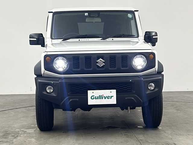 スズキ ジムニー シエラ JC 兵庫県 2022(令4)年 1.9万km ピュアホワイトP ・４WD/・クルーズコントロール/・LEDヘッドライト/・オートライト/・オートマチックハイビーム/・フロントフォグランプ/・シートヒーター（運転席＋助手席）/・ヘッドライトウォッシャー/・衝突被害軽減システム/・車線逸脱警報/・横滑り防止機能/・ABS/・スマートキー/・スペアキー/・純正フロアマット/・純正アルミホイール（15インチ）/・アイドリングストップ/・ダウンヒルコーナーアシスト/・電動格納ミラー/・ミラーヒーター/・ステアリングリモコン/・プッシュスタート/・AACエアコン/・W＋サイドエアバック