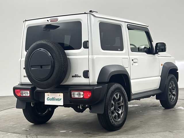 スズキ ジムニー シエラ JC 兵庫県 2022(令4)年 1.9万km ピュアホワイトP ・４WD/・クルーズコントロール/・LEDヘッドライト/・オートライト/・オートマチックハイビーム/・フロントフォグランプ/・シートヒーター（運転席＋助手席）/・ヘッドライトウォッシャー/・衝突被害軽減システム/・車線逸脱警報/・横滑り防止機能/・ABS/・スマートキー/・スペアキー/・純正フロアマット/・純正アルミホイール（15インチ）/・アイドリングストップ/・ダウンヒルコーナーアシスト/・電動格納ミラー/・ミラーヒーター/・ステアリングリモコン/・プッシュスタート/・AACエアコン/・W＋サイドエアバック
