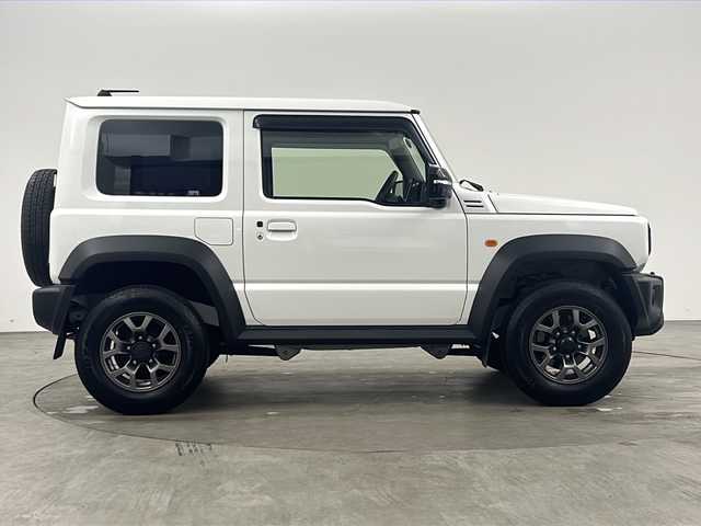 スズキ ジムニー シエラ JC 兵庫県 2022(令4)年 1.9万km ピュアホワイトP ・４WD/・クルーズコントロール/・LEDヘッドライト/・オートライト/・オートマチックハイビーム/・フロントフォグランプ/・シートヒーター（運転席＋助手席）/・ヘッドライトウォッシャー/・衝突被害軽減システム/・車線逸脱警報/・横滑り防止機能/・ABS/・スマートキー/・スペアキー/・純正フロアマット/・純正アルミホイール（15インチ）/・アイドリングストップ/・ダウンヒルコーナーアシスト/・電動格納ミラー/・ミラーヒーター/・ステアリングリモコン/・プッシュスタート/・AACエアコン/・W＋サイドエアバック