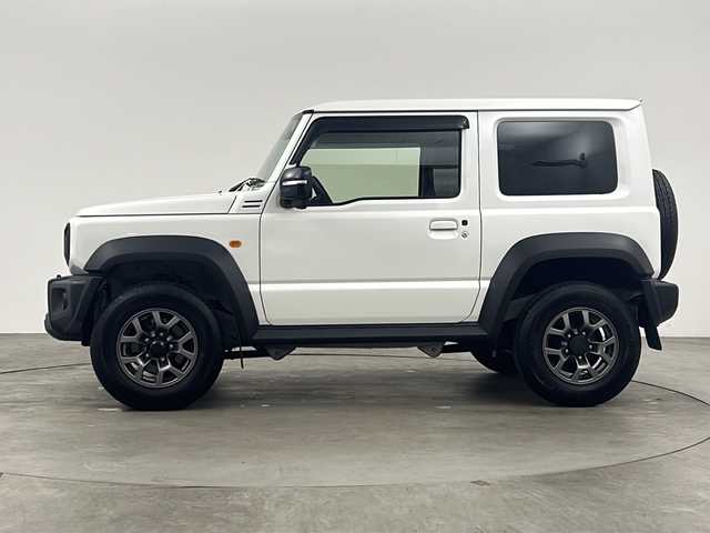 スズキ ジムニー シエラ JC 兵庫県 2022(令4)年 1.9万km ピュアホワイトP ・４WD/・クルーズコントロール/・LEDヘッドライト/・オートライト/・オートマチックハイビーム/・フロントフォグランプ/・シートヒーター（運転席＋助手席）/・ヘッドライトウォッシャー/・衝突被害軽減システム/・車線逸脱警報/・横滑り防止機能/・ABS/・スマートキー/・スペアキー/・純正フロアマット/・純正アルミホイール（15インチ）/・アイドリングストップ/・ダウンヒルコーナーアシスト/・電動格納ミラー/・ミラーヒーター/・ステアリングリモコン/・プッシュスタート/・AACエアコン/・W＋サイドエアバック