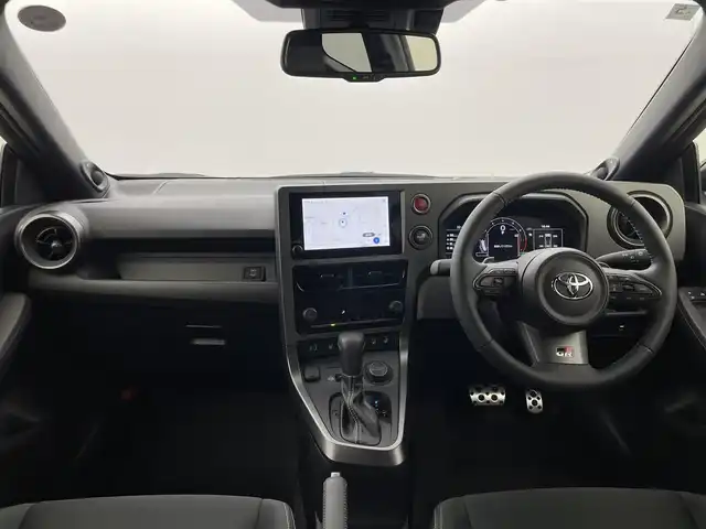 トヨタ ＧＲヤリス RZ 群馬県 2025(令7)年 0.3万km プラチナホワイトパールマイカ 純正ディスプレイオーディオ（コネクティッドナビ対応）Plus/・８インチHDディスプレイ/・ＵＳＢ入力（動画・音楽　再生/給電）　Type-C/・フルセグTV/・Bluetooth(ハンズフリー/オーディオ）/・スマートフォン連携/（Apple Car Play / Android Auto / Miracast)/JBLプレミアムサウンドシステム（８スピーカー）/アクティブサウンドコントロール/クリアランスソナー/バックソナー/リヤクロストラフィックアラート/タイヤ空気圧警報システム/コンフォートパッケージ/・シートヒーター/ステアリングヒーター/・フロントパーソナルランプ(LED)/ドアイルミネーション(LED)/＝＝＝＝＝＝＝＝＝/純正８型ＤＡ　ＪＢＬサウンドシステム　シートヒーター　ステアリングヒーター　バックカメラ　ＲＣＴＡ　衝突軽減　追従クルーズコントロール　ＢＳＭ　ビルトインＥＴＣ２．０　フルセグＴＶ　パドルシフト　禁煙