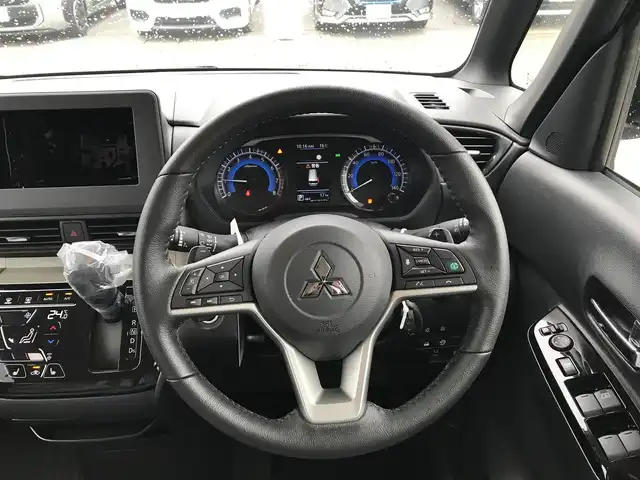 三菱 デリカミニ T プレミアム 富山県 2023(令5)年 0.1千km Ｄグリーン 届出済未使用車/リフトアップサスペンション/純正OPサイドデカール/純正OPオールウェザーマット/純正OPエクシードバイザー/デジタルインナーミラー/全周囲カメラ/マイパイロット/衝突被害軽減ブレーキ/コーナーセンサー/レーンキープアシスト/シートヒーター/ステアリングヒーター/両側パワースライドドア/プッシュスタート/スマートキー/LEDヘッドライト/オートライト