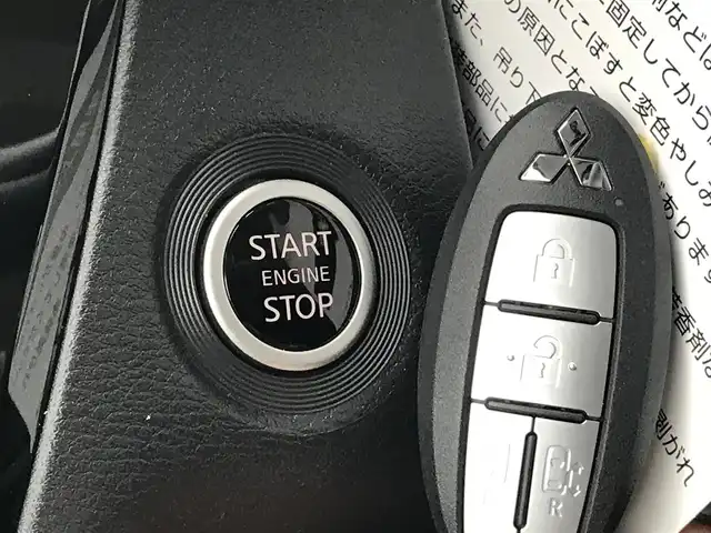 三菱 デリカミニ T プレミアム 富山県 2023(令5)年 0.1千km Ｄグリーン 届出済未使用車/リフトアップサスペンション/純正OPサイドデカール/純正OPオールウェザーマット/純正OPエクシードバイザー/デジタルインナーミラー/全周囲カメラ/マイパイロット/衝突被害軽減ブレーキ/コーナーセンサー/レーンキープアシスト/シートヒーター/ステアリングヒーター/両側パワースライドドア/プッシュスタート/スマートキー/LEDヘッドライト/オートライト