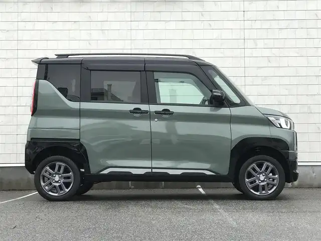 三菱 デリカミニ T プレミアム 富山県 2023(令5)年 0.1千km Ｄグリーン 届出済未使用車/リフトアップサスペンション/純正OPサイドデカール/純正OPオールウェザーマット/純正OPエクシードバイザー/デジタルインナーミラー/全周囲カメラ/マイパイロット/衝突被害軽減ブレーキ/コーナーセンサー/レーンキープアシスト/シートヒーター/ステアリングヒーター/両側パワースライドドア/プッシュスタート/スマートキー/LEDヘッドライト/オートライト