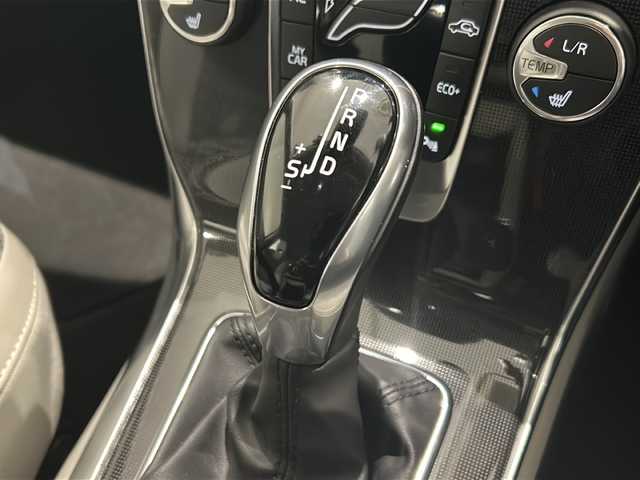 ボルボ Ｖ４０ T3 モメンタム 新潟県 2019(平31)年 4.3万km デニムブルーメタリック 運転支援システム/・衝突警告/・アダプティブクルーズコントロール/・ドライバーアラート/・レーンキーピングエイド/・ブラインドスポットインフォメーション/・距離アラート/・シティーセーフティ/・道路標識情報/・リアビューカメラ/HDDナビゲーションシステム/・CD/DVD/・Bluetooth/USB/ETC/テキスタイルコンビネーション/・ハーフレザー/・シートヒーター/・パワーシート（運転席）/前後ドライブレコーダー