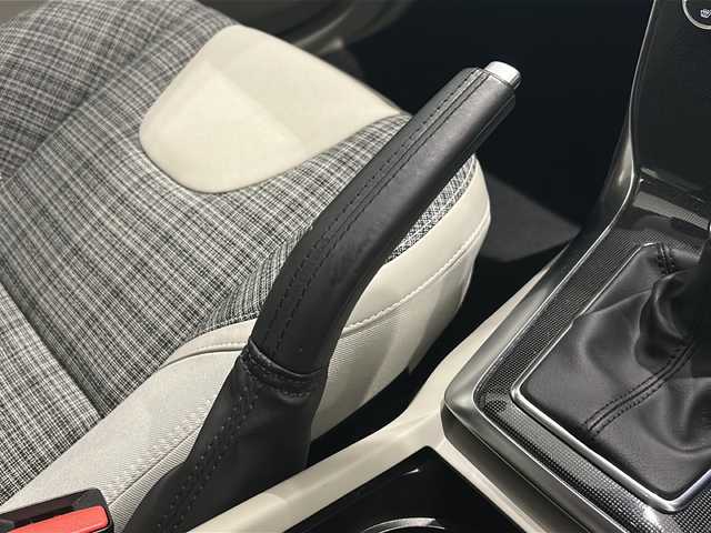 ボルボ Ｖ４０ T3 モメンタム 新潟県 2019(平31)年 4.3万km デニムブルーメタリック 運転支援システム/・衝突警告/・アダプティブクルーズコントロール/・ドライバーアラート/・レーンキーピングエイド/・ブラインドスポットインフォメーション/・距離アラート/・シティーセーフティ/・道路標識情報/・リアビューカメラ/HDDナビゲーションシステム/・CD/DVD/・Bluetooth/USB/ETC/テキスタイルコンビネーション/・ハーフレザー/・シートヒーター/・パワーシート（運転席）/前後ドライブレコーダー