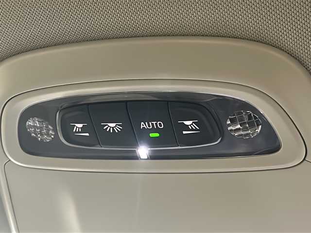 ボルボ Ｖ４０ T3 モメンタム 新潟県 2019(平31)年 4.3万km デニムブルーメタリック 運転支援システム/・衝突警告/・アダプティブクルーズコントロール/・ドライバーアラート/・レーンキーピングエイド/・ブラインドスポットインフォメーション/・距離アラート/・シティーセーフティ/・道路標識情報/・リアビューカメラ/HDDナビゲーションシステム/・CD/DVD/・Bluetooth/USB/ETC/テキスタイルコンビネーション/・ハーフレザー/・シートヒーター/・パワーシート（運転席）/前後ドライブレコーダー