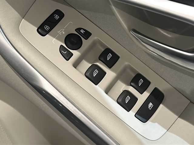 ボルボ Ｖ４０ T3 モメンタム 新潟県 2019(平31)年 4.3万km デニムブルーメタリック 運転支援システム/・衝突警告/・アダプティブクルーズコントロール/・ドライバーアラート/・レーンキーピングエイド/・ブラインドスポットインフォメーション/・距離アラート/・シティーセーフティ/・道路標識情報/・リアビューカメラ/HDDナビゲーションシステム/・CD/DVD/・Bluetooth/USB/ETC/テキスタイルコンビネーション/・ハーフレザー/・シートヒーター/・パワーシート（運転席）/前後ドライブレコーダー