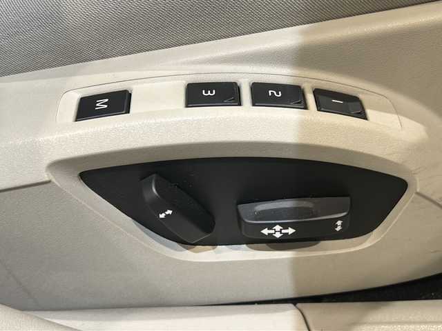 ボルボ Ｖ４０ T3 モメンタム 新潟県 2019(平31)年 4.3万km デニムブルーメタリック 運転支援システム/・衝突警告/・アダプティブクルーズコントロール/・ドライバーアラート/・レーンキーピングエイド/・ブラインドスポットインフォメーション/・距離アラート/・シティーセーフティ/・道路標識情報/・リアビューカメラ/HDDナビゲーションシステム/・CD/DVD/・Bluetooth/USB/ETC/テキスタイルコンビネーション/・ハーフレザー/・シートヒーター/・パワーシート（運転席）/前後ドライブレコーダー
