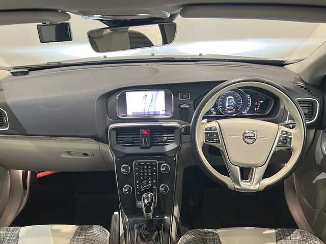 ボルボ Ｖ４０ T3 モメンタム 新潟県 2019(平31)年 4.3万km デニムブルーメタリック 運転支援システム/・衝突警告/・アダプティブクルーズコントロール/・ドライバーアラート/・レーンキーピングエイド/・ブラインドスポットインフォメーション/・距離アラート/・シティーセーフティ/・道路標識情報/・リアビューカメラ/HDDナビゲーションシステム/・CD/DVD/・Bluetooth/USB/ETC/テキスタイルコンビネーション/・ハーフレザー/・シートヒーター/・パワーシート（運転席）/前後ドライブレコーダー