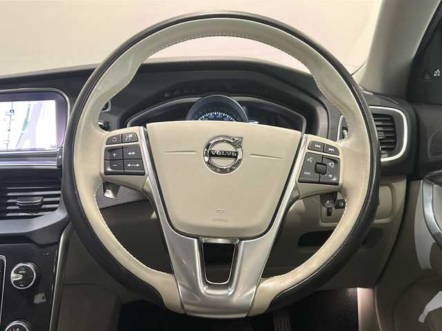 ボルボ Ｖ４０ T3 モメンタム 新潟県 2019(平31)年 4.3万km デニムブルーメタリック 運転支援システム/・衝突警告/・アダプティブクルーズコントロール/・ドライバーアラート/・レーンキーピングエイド/・ブラインドスポットインフォメーション/・距離アラート/・シティーセーフティ/・道路標識情報/・リアビューカメラ/HDDナビゲーションシステム/・CD/DVD/・Bluetooth/USB/ETC/テキスタイルコンビネーション/・ハーフレザー/・シートヒーター/・パワーシート（運転席）/前後ドライブレコーダー